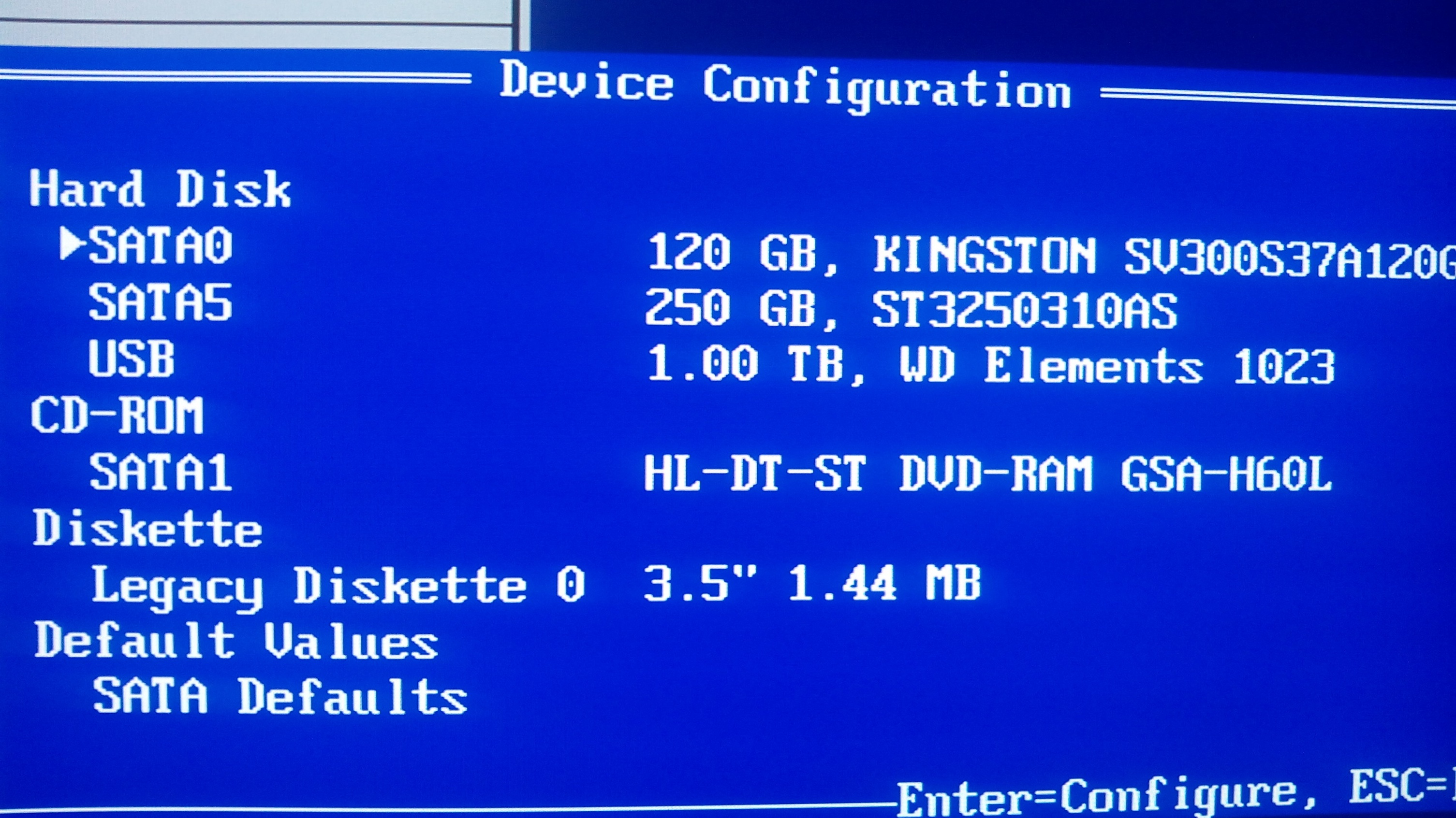 Настройки hdd. Биос жесткий диск. Отображение жесткого диска в биосе. Как в биосе включить жесткий диск. Как определить жесткие диски в BIOS.