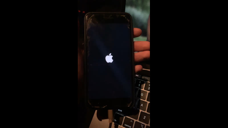 Почему горит яблоко. Черный экран на айфоне. Черный экран включения айфон. Айфон 10 включается и выключается. Айфон включается и выключается.