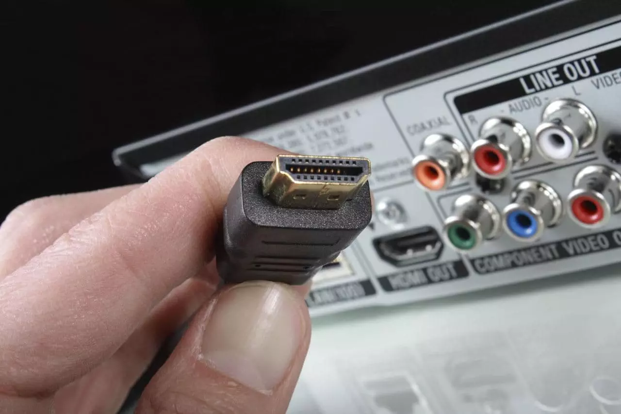 Как можно подключить кабель. Кабель HDMI Триколор для телевизора. Разъем HDMI 2.1. Подключить компьютер к телевизору через HDMI кабель. HDMI 1.0 разъем.